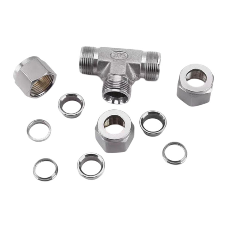 How does the high pressure resistance of the compression fitting tee play a role in fluid transmission?